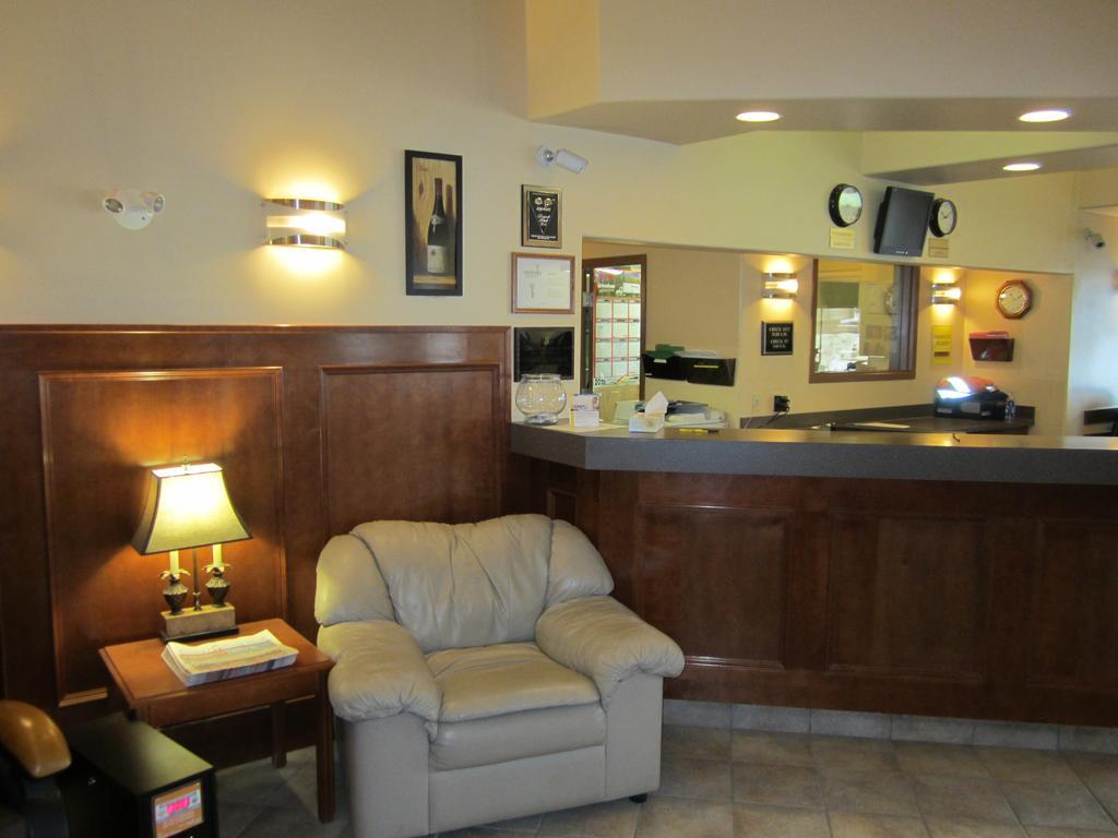 Super 8 By Wyndham Fort St. John Bc Extérieur photo