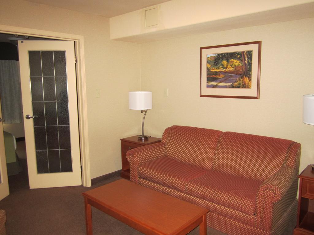 Super 8 By Wyndham Fort St. John Bc Extérieur photo